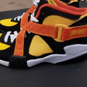 Nike air raid sneakers YOUTH size 7 “Roswell Ranguns”